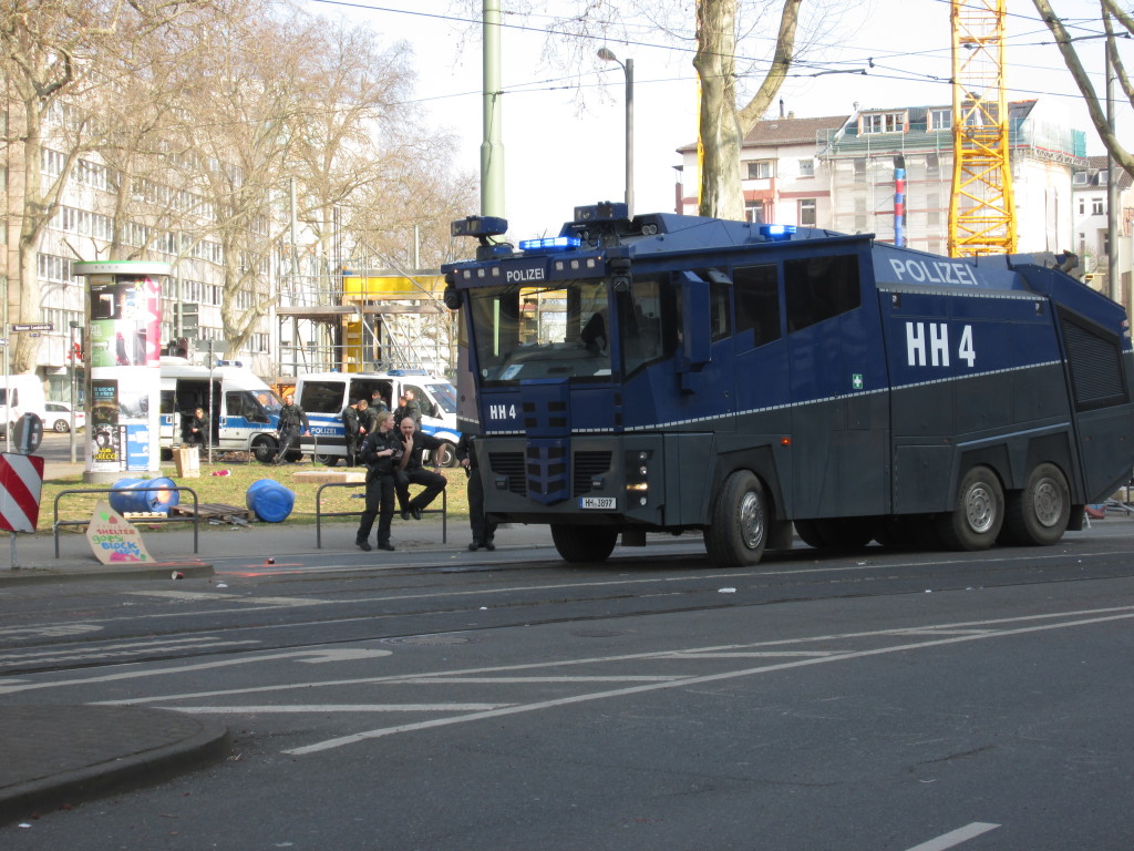 Wasserwerfer am Ernst-Achilles Platz